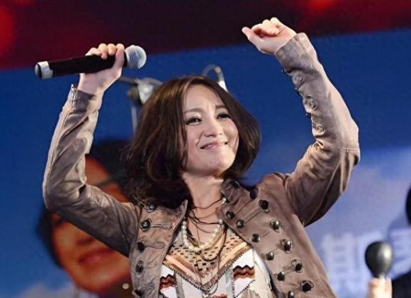 镕盛融资 从春晚五次风光无限，却被恩师欺骗感情，如今55岁独自精彩